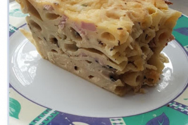 Zapiekanka makaronowa z serem.