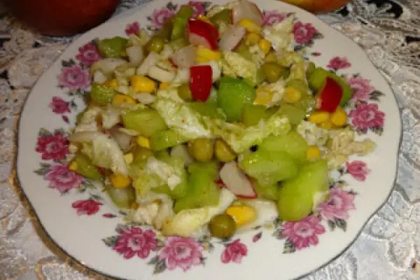 Surówka z selerem naciowym, kapustą pekińską, zielonym groszkiem, ogórkiem kukurydzą i rzodkiewką.