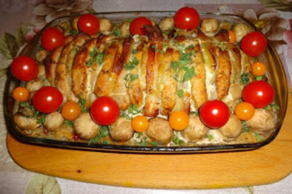Schab faszerowany boczkiem i cebulą na kapuście z pieczarkami.