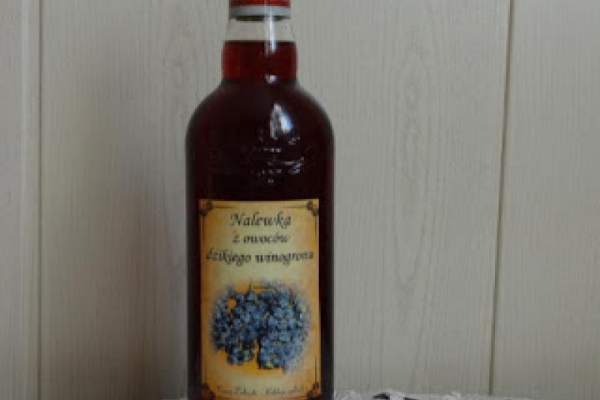 Nalewka na owocach dzikiego winogrona.
