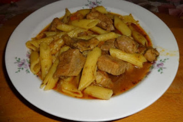 Gulasz wieprzowy z makaronem rurki.