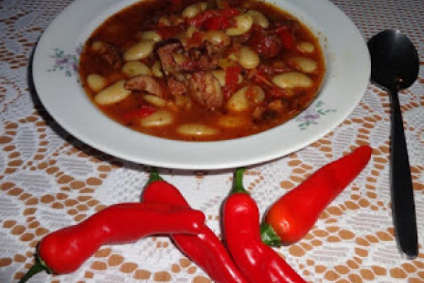 Fasola w pikantnym sosie paprykowym.