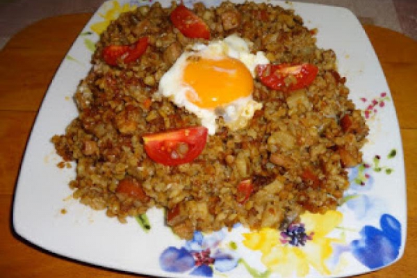 Kaszotto z kiełbasą, wędzonym boczkiem, cebulą i pieczarkami.