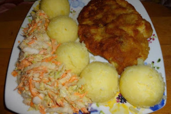 Kotlet schabowy, ziemniaki i surówka coleslaw.