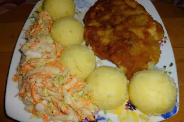 Kotlet schabowy, ziemniaki i surówka coleslaw.