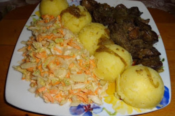Drobiowe wątróbki z ziemniakami i surówką coleslaw.