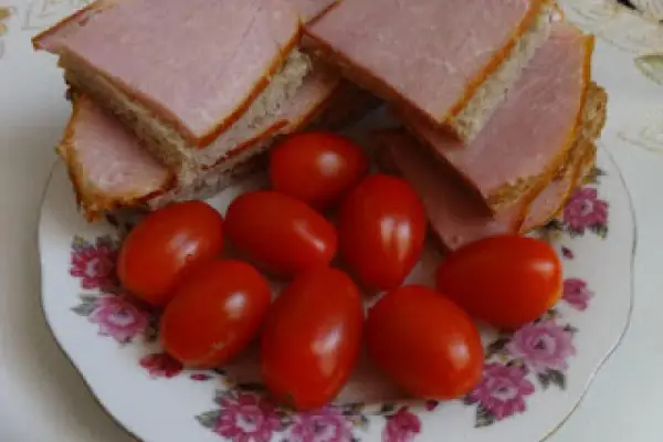 Kanapki z wędzonym schabem i pomidorkami.