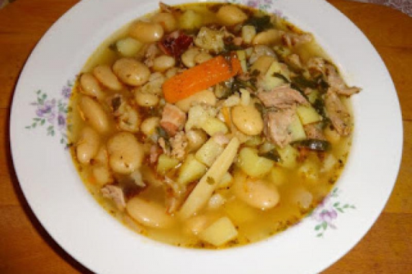 Zupa fasolowa na ogonach wieprzowych.