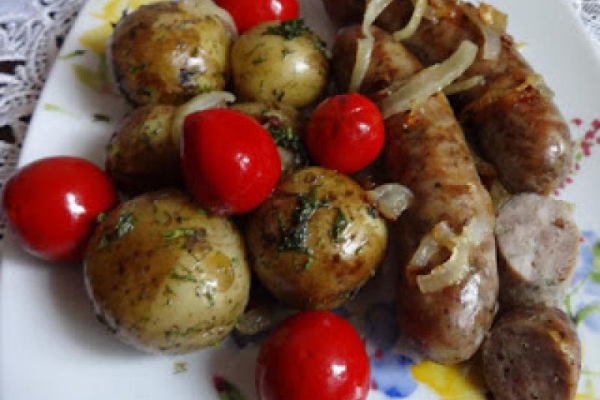 Pieczona biała kiełbasa z młodymi ziemniakami.