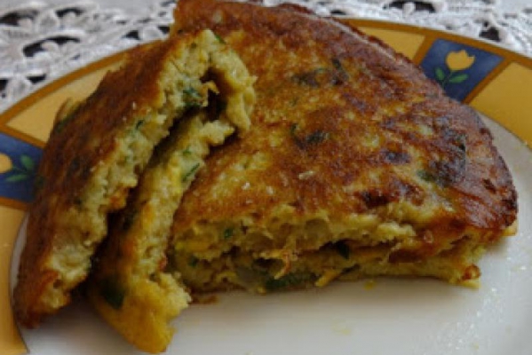 Ziołowy omlet z kiełbasą, pietruszką i papryką.