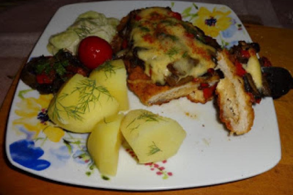 Kotlet schabowy z zapiekanymi warzywami z serem.