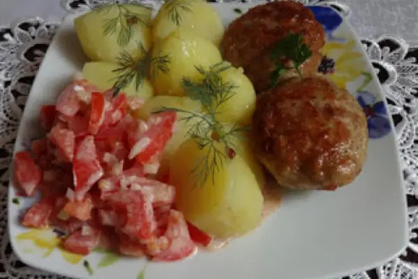 Mielony kotlet, ziemniaki i mizeria z pomidorów.