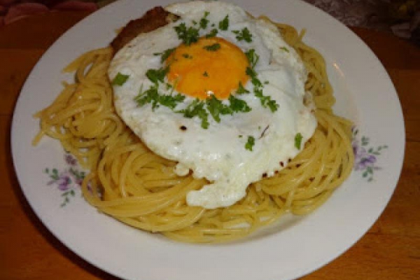 Makaron spaghetti z burgerem i sadzonym jajkiem.
