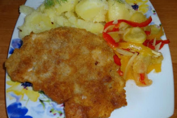 Smażony filet z drobiu, sałatka paprykowa.