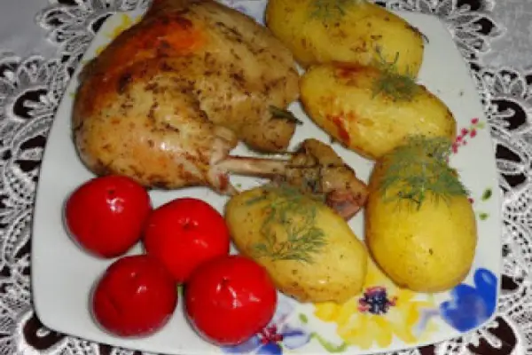 Kurczak pieczony z ziemniakami w ziołach.