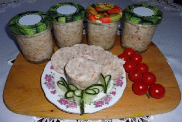 Mielonka drobiowa z suszonymi pomidorami, czosnkiem i bazylią.