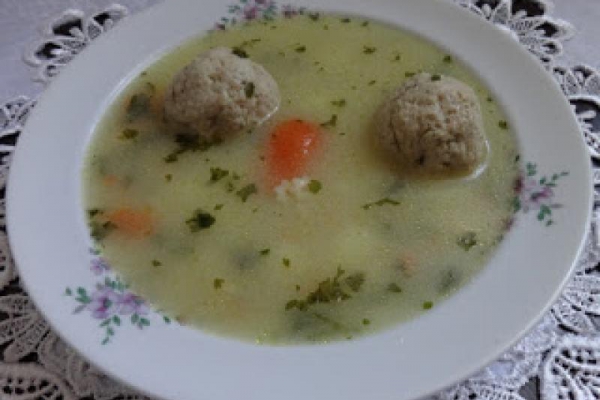 Zupa jarzynowa z klopsami i makaronem.