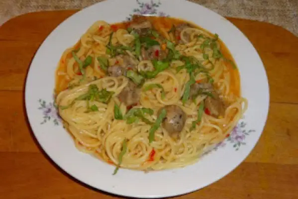 Spaghetti z ostrym sosem i białą kiełbasą.