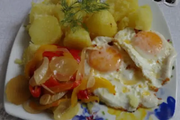 Sadzone jajka, ziemniaki, sałatka z papryki.