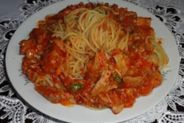 Spaghetti z ostrym sosem z habanero i tuszonką.