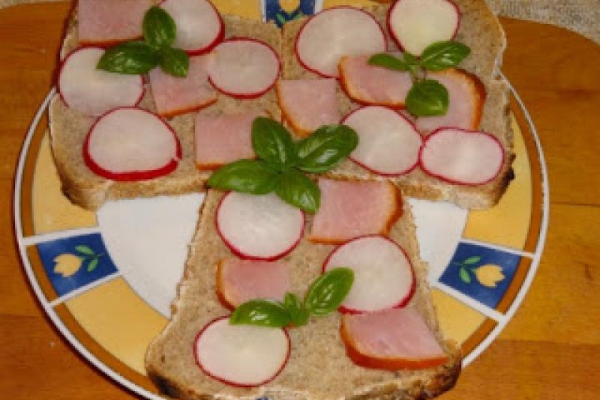 Kanapki z rzodkiewką i wędzonką.