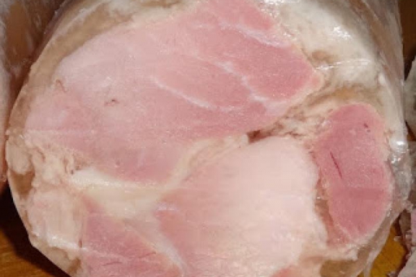 Kiełbasa szynkowa, parzona z galaretką.