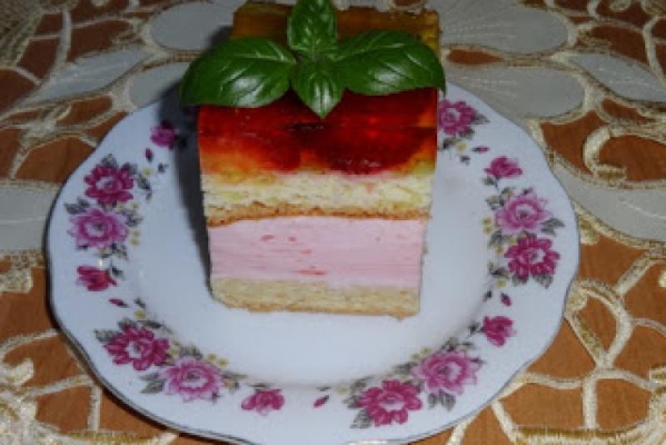 Śmietanowiec z truskawkami.