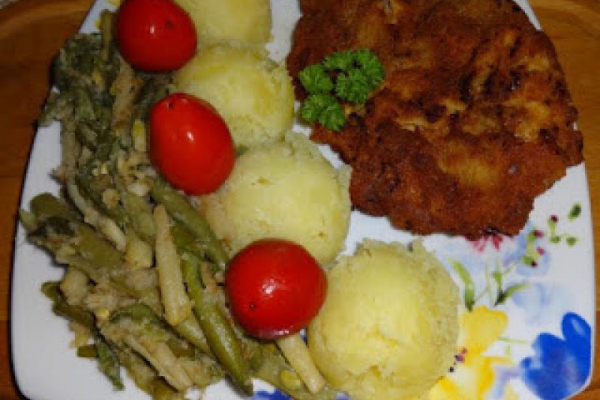Kotlet schabowy z ziemniakami, fasolką szparagową i papryczkami czereśniowymi.