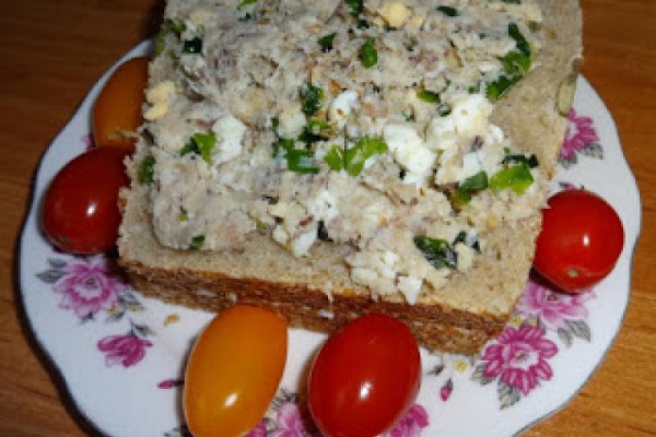 Pasta z makreli wędzonej, jajek i szczypioru.