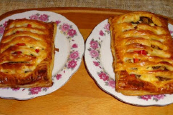 Sakiewki z farszem chorizo, pieczarkami, papryką i żółtym serem.