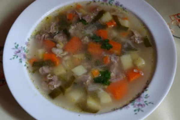 Krupnik na żeberkach wieprzowych.