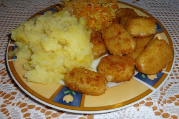 Panierowany filet z mintaja, z ziemniakami i sałatką.