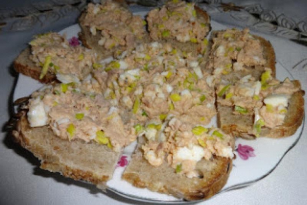 Kanapeczki z pastą z tuńczyka i jajek.