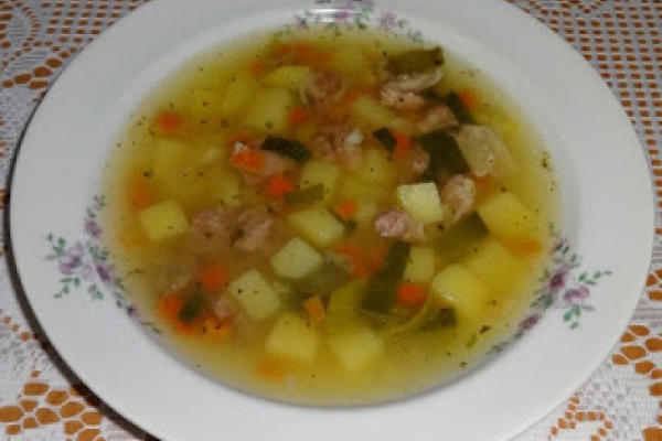 Krupnik na chudym mięsie z golonki.