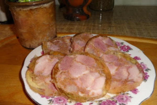 Mięso z golonki w słoiku.