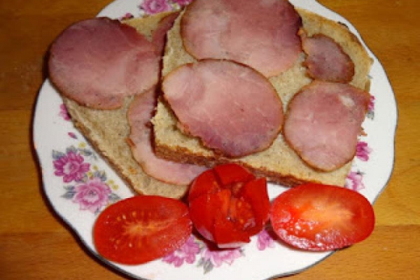 Kanapki z kiełbasą krakowską.