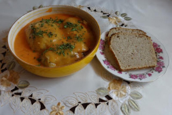 Zupa gołąbkowa z chlebem.