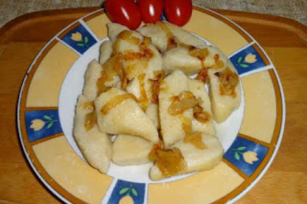 Kopytka okraszane cebulką.