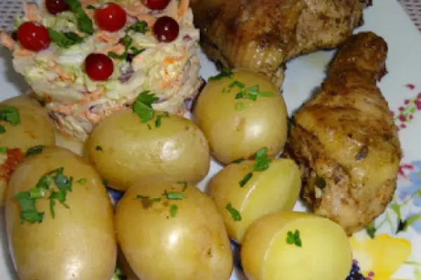 Smażone kawałki kurczaka z ziemniakami Parmentine.