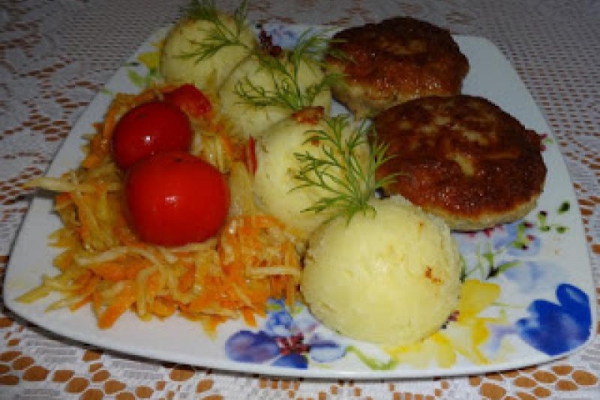 Kotlet mielony, ziemniaki i sałatka warzywna.