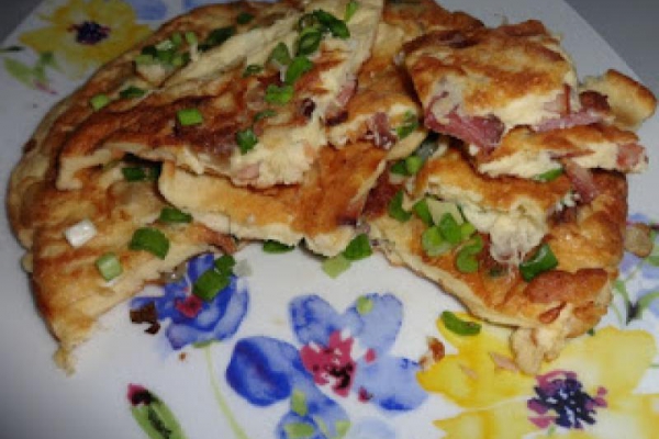 Omlet z wędzonką i cebulą.