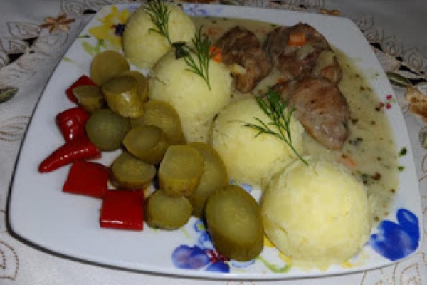 Policzki wieprzowe w sosie chrzanowym.