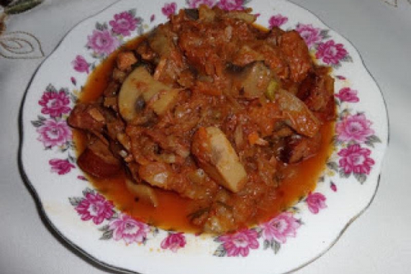 Bigos ze śliwkami i grzybami.