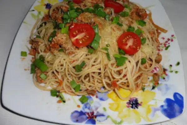 Spaghetti z sosem pomidorowym z mięsem i pieczarkami.