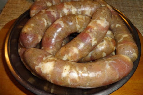 Ruska biała kiełbasa do pieczenia.