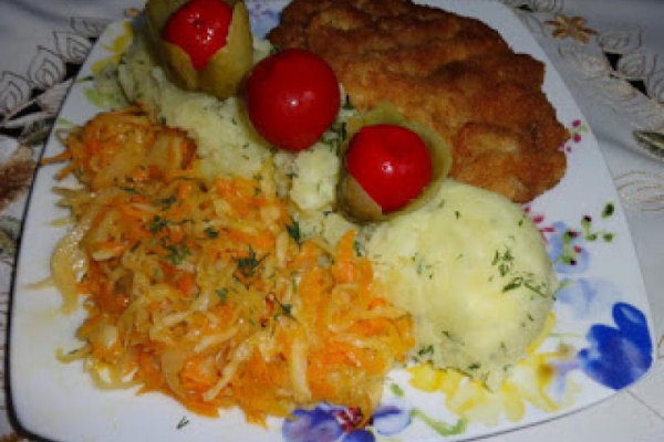 Schabowy kotlet, ziemniaki i surówka.