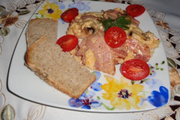 Jajecznica z pieczarkami na wędzonym boczku.