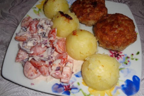 Kotlety mielone z ziemniakami i sałatką z pomidorków.