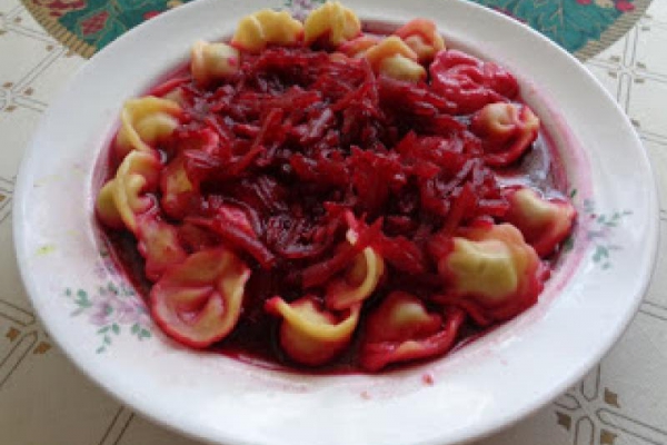 Zupa buraczkowa z uszkami.