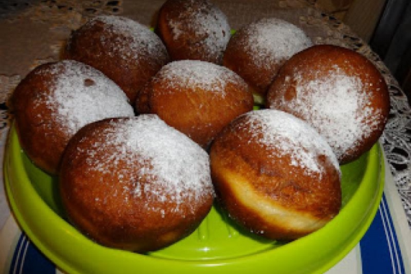 Pączki z marmoladą różaną.